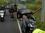 sebuah-tiang-listrik-roboh-ditabrak-kijang-tua_20171120_204201.jpg
