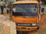 sebuah-truk-kontainer-menabrak-pembatas-jalan-di-kawasan-jalan-gubernur-subarjo.jpg