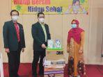 secara-simbolis-menyerahkan-bantuan-berupa-apd-untuk-klinik-swasta-di-kalsel.jpg