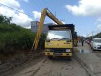 sejumlah-alat-diturunkan-melakukan-pekerjaan-pembuatan-parit_20180401_210309.jpg