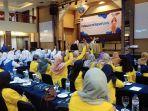 sejumlah-mahasiswa-ulm-mengacungkan-tangan-untuk-bertanya.jpg