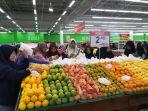 sejumlah-pembeli-serbu-promo-produk-murah-giant-mariana.jpg