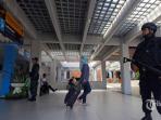 sejumlah-petugas-keamanan-melakukan-penjagaan-di-pintu-masuk-domestik-bandara-ngurah-rai_20160302_152557.jpg