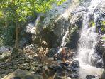 sejumlah-remaja-terlihat-mandi-di-objek-wisata-air-terjun-bajuin-11.jpg