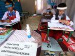 sejumlah-siswa-mengenakan-masker-dan-pelindung-wajah-mengerjakan-tugas.jpg