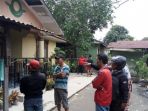 sejumlah-warga-kembali-mendatangi-rumah-korban-pembunuhan_20170412_163239.jpg