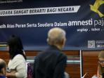 sejumlah-warga-menunggu-panggilan-untuk-ikut-dalam-program-tax-amnesty_20161028_205937.jpg