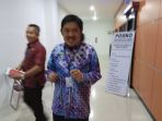 sekda-banjar-ir-h-nasrunsyah-mp-sesaat-keluar-dari-ruang-pemeriksaan-oleh-panitia-hak-angket_20180301_195910.jpg