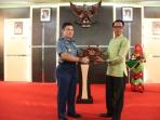 sekda-tanah-laut-drs-h-abdullah-mm-menyambut-rombongan-siswa-sekolah_20160514_143020.jpg