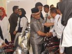 sekdaprov-kalsel-h-abdul-haris-makkie-bersalaman-dengan-peserta-diklatpim_20180829_120715.jpg
