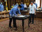 sekdaprov-kalteng-fahrizal-fitri-saat-menandatangani-dan-menyerahkan-permendagri-tata-batas.jpg