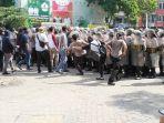 sekitar-50-pendemo-mass-ng-berjumlah-600-petugas.jpg