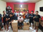selaku-dan-barang-bukti-saat-diamankan-petugas-polresta-palangkaraya-polsek-pahandut.jpg