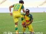 selebrasi-ala-menyemir-sepatu-dilakukan-dua-pemain-kedah-fa_20180212_120356.jpg