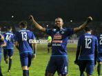 selebrasi-penyerang-arema-fc-thiago-fortuoso_20180228_151258.jpg