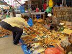sentra-pasar-ikan-asin-yang-ada-di-alabio-kecamatan-sungai-pandan-assafasdfasf.jpg