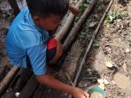 seorang-anak-memperhatikan-kemunculan-air-mendidih-di-pekauman-ilir_20180201_123354.jpg
