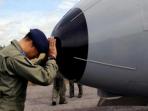 seorang-anggota-tni-al-berdoa-di-hidung-pesawat-cn-235.jpg