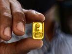 seorang-pegawai-menunjukkan-kepingan-emas-di-sebuah-toko-perhiasan-di-kota-pekanbar.jpg