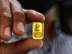 seorang-pegawai-menunjukkan-kepingan-emas-di-sebuah-toko-perhiasan-di-kota-pekanbaru.jpg