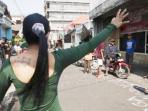 seorang-pekerja-seks-di-kawasan-dolly-di-surabaya.jpg