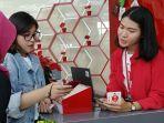 seorang-pelanggan-telkomsel-sedang-mengaktifkan-tcash-di-grapari-terminal-3-bandara.jpg