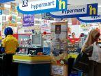 seorang-pembeli-kaluar-hypermart-q-mall-banjarbaru.jpg