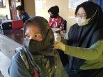 seorang-pengendara-roda-divaksin-petugas-klinik-kesehatan-polres-banjar.jpg