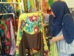 seorang-pengunjung-memilih-pakain-jadi-berbahan-kain-sasirangan.jpg