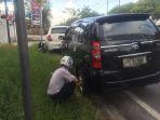seorang-petugas-dishub-kota-palangkaraya-saat-menggembosi-ban-mobil.jpg