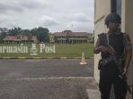 seorang-polisi-berjaga-saat-pemeriksaan-para-pengusaha-hst-kamis-1432019-pagi.jpg