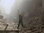 seorang-pria-berada-di-di-tengah-bangunan-yang-hancur-akibat-serangan-udara-rusia_20160508_120324.jpg