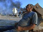 seorang-pria-terduduk-menunggu-pertolongan-di-dekat-lokasi-ledakan-dahsyat_00.jpg