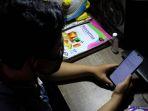 seorang-siswa-dari-tanjung-kalsel-memanfaatkan-kuota-gratis-dari-xl.jpg