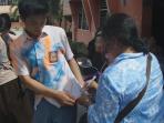 seorang-siswa-meminta-gurunya-membubuhkan-tanda-tangan-di-baju-siswanya_20160507_122544.jpg