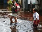 seorang-siswa-sekolah-dasar-di-lokasi-banjir.jpg