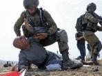 seorang-tentara-israel-keterlaluan-memperlakukan-pria-tua-palestina.jpg