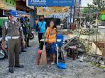 seorang-warga-dihukum-menyapu-setelah-terjaring-tak-mengenakan-masker.jpg