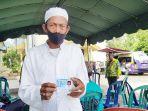 seorang-warga-memperlihatkan-ktp-baru-di-kantor-kecamatan-martapura-barat-kabupaten-banjar.jpg