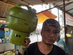seorang-warga-mengangkat-tabung-gas-elpiji-3-kilogram_20180220_212332.jpg