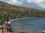 seorang-wisatawan-menikmati-pemandangan-di-pantai-desa-amed_20171211_223959.jpg