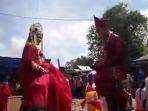sepasang-pengantin-di-usung-menjadi-tradisi-masyarakat-banjar.jpg