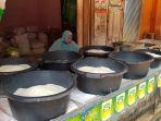 sepi-wahidah-menjaga-beras-dagangannya-suasana-pasar-pelaihari-saat-ini-sepi.jpg
