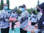 serah-terima-bantuan-masker-gratis-dari-ketua-pgri-kabupaten-hss-ke-pengurus-pgri-kecamatan.jpg