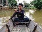 serunya-berwisata-di-selanjung-sungai-biuku-keliling-sungai-naik-jukung-hanya-rp-3000.jpg