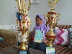 shafa-queena-aqila-dengan-deretan-piala-hasil-prestasinya.jpg