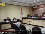 sidang-dugaan-gratifikasi-dengan-terdakwa-mantan-ketua-dewan-kota_20180313_222314.jpg