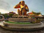 siring-patung-bekantan-yang-merupakan-salah-satu-tempat-wisata-di-banjarmasin-kalimantan-selatan.jpg