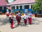 siswa-SDN-2-Bangkal-Cempaka-Banjarbaru-sedang-berjalan-di-halaman-sekolah.jpg