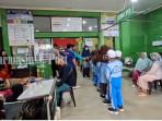 siswa-ketika-di-IGD-Ratu-Zalecha-akibat-diduga-keracunan.jpg